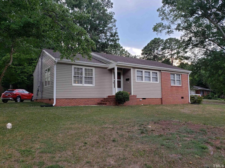 Photo 2 of 20 - 822 Union St, Cary, NC 27511