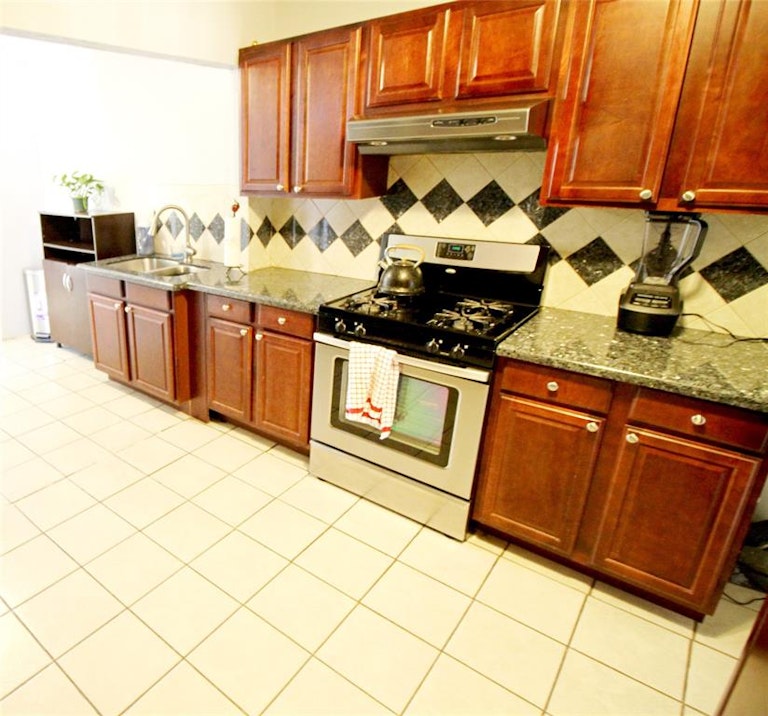 Photo 16 of 39 - 6539 Greenspan Ave, Dallas, TX 75232