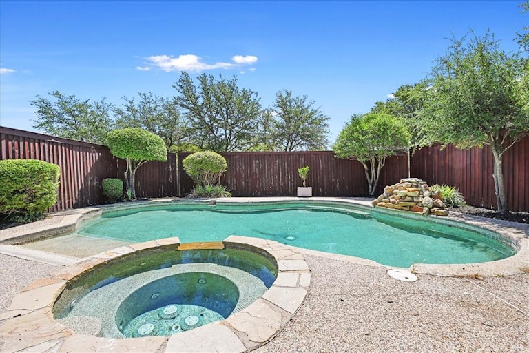 Photo 22 of 25 - 901 Carleton Dr, Richardson, TX 75081