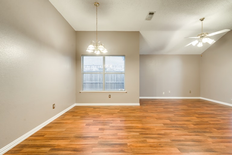 Photo 11 of 30 - 2516 Helen Ln, Mesquite, TX 75181