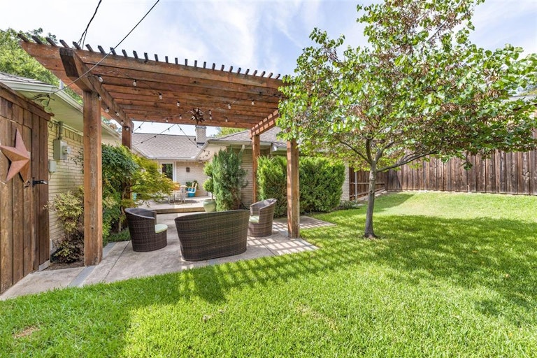 Photo 30 of 30 - 6806 Redstart Ln, Dallas, TX 75214