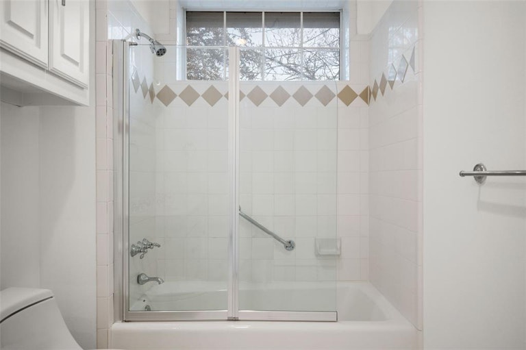 Photo 25 of 35 - 13703 Creekside Pl, Dallas, TX 75240