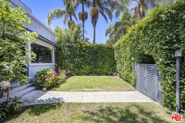Photo 6 of 49 - 641 N Mariposa Ave, Los Angeles, CA 90004