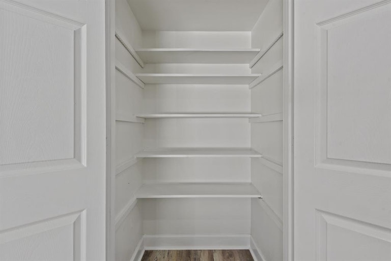 Photo 13 of 36 - 214 Andorra Ln, Houston, TX 77015