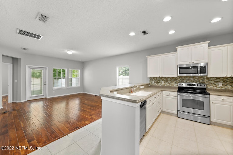 Photo 7 of 37 - 11778 Templeton Rd, Jacksonville, FL 32258