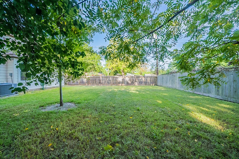 Photo 32 of 32 - 901 Grenshaw St, Houston, TX 77088