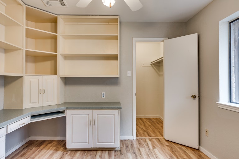 Photo 17 of 23 - 505 Country View Ln, Garland, TX 75043