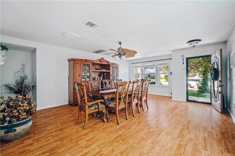 Photo 5 of 40 - 1511 Apollo Cir, Round Rock, TX 78664