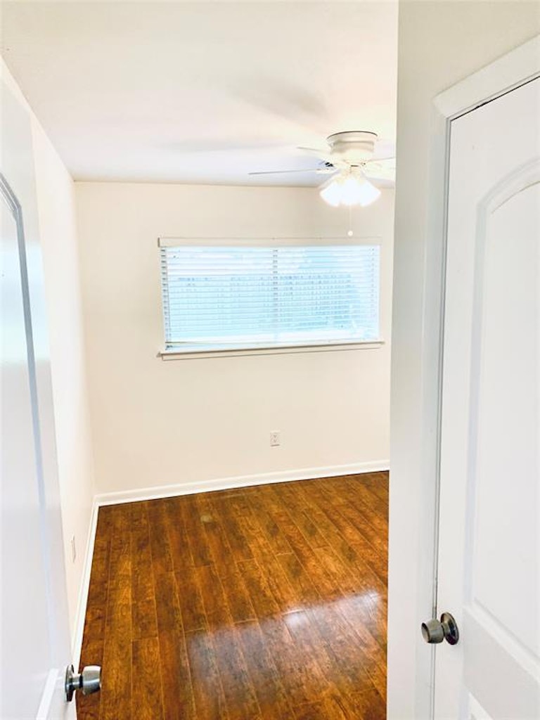Photo 17 of 19 - 909 Mark St, Deer Park, TX 77536