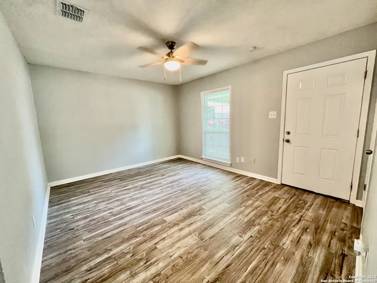 Photo 5 of 23 - 3946 Southport Dr, San Antonio, TX 78223