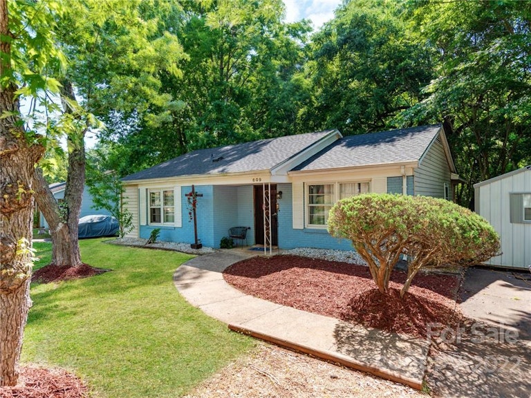 Photo 2 of 24 - 609 Fawnbrook Ln, Charlotte, NC 28217