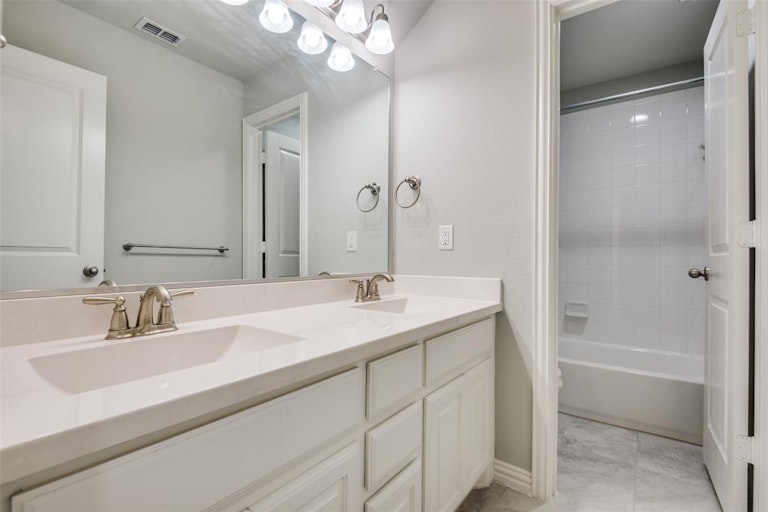 Photo 14 of 22 - 3322 Leameadow Dr, Sachse, TX 75048