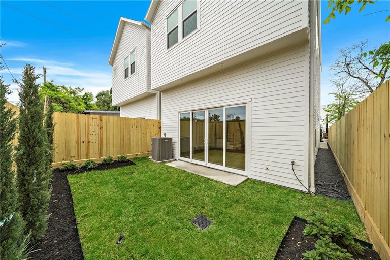 Photo 32 of 46 - 1420 Alexander St, Houston, TX 77008