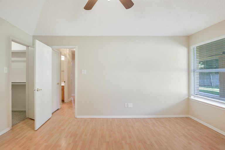 Photo 21 of 27 - 516 Berryhill Dr, Mansfield, TX 76063