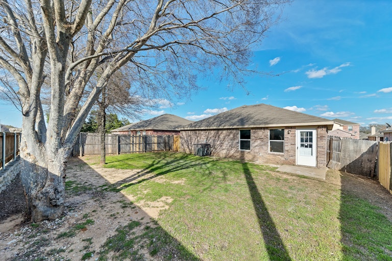 Photo 5 of 23 - 1143 Galicia Ln, Dallas, TX 75217