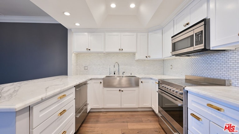 Photo 11 of 40 - 321 S San Vicente Blvd #607, Los Angeles, CA 90048