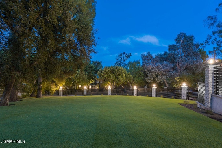 Photo 9 of 60 - 4641 Caritina Dr, Tarzana, CA 91356