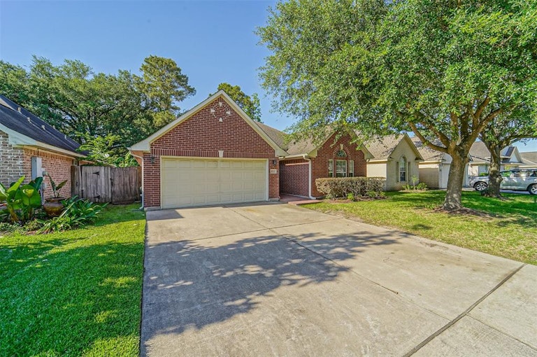Photo 1 of 19 - 5023 Misty Ln, Pasadena, TX 77505