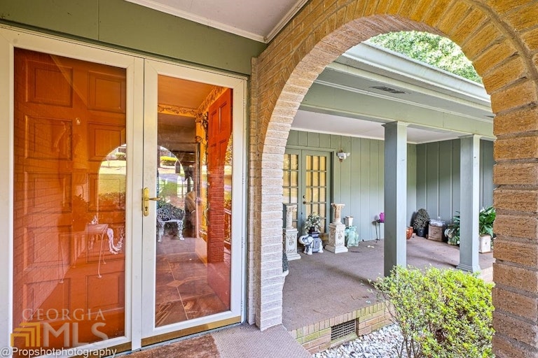 Photo 3 of 27 - 2924 Cherry Blossom Ln, Atlanta, GA 30344