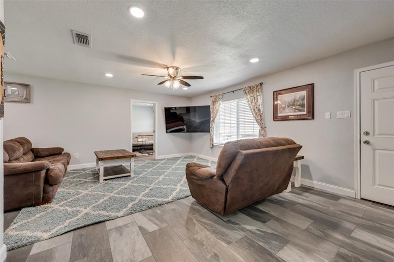 Photo 6 of 22 - 100 Chestnut St, Aledo, TX 76008