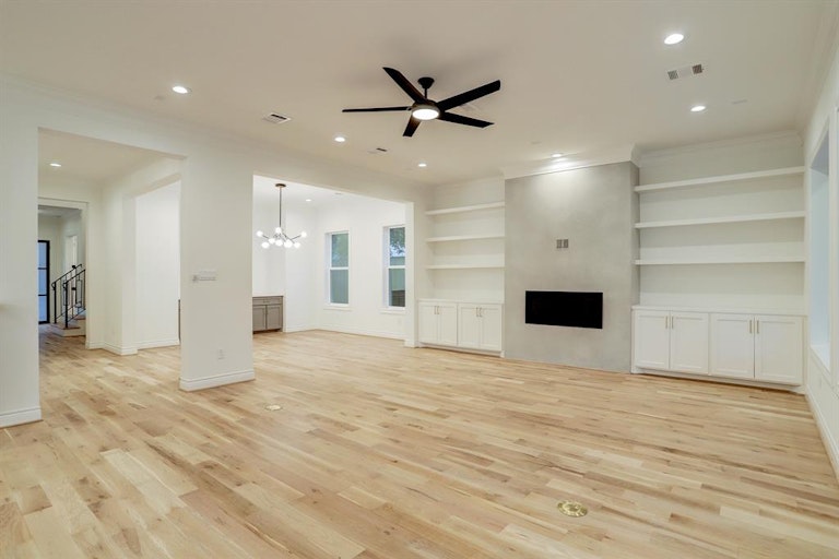 Photo 9 of 32 - 915 Lamonte Ln, Houston, TX 77018