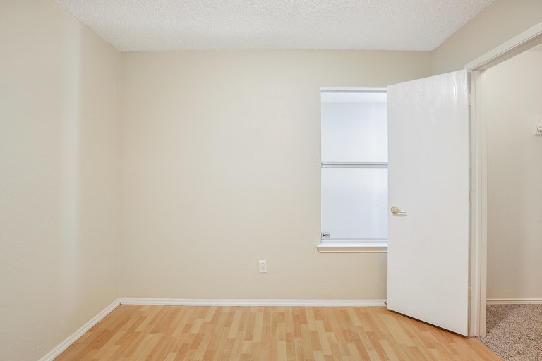 Photo 16 of 27 - 516 Berryhill Dr, Mansfield, TX 76063