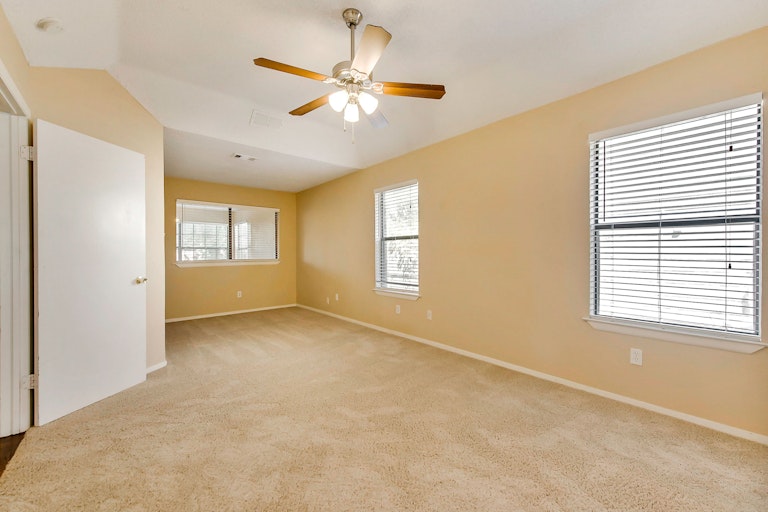 Photo 11 of 25 - 419 Thorn Wood Dr, Euless, TX 76039