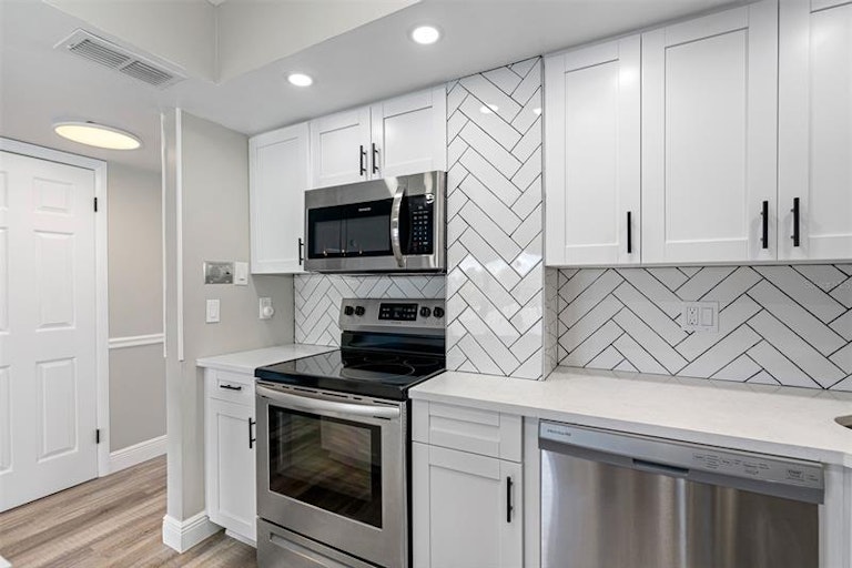Photo 6 of 37 - 4900 Brittany Dr S #311, Saint Petersburg, FL 33715