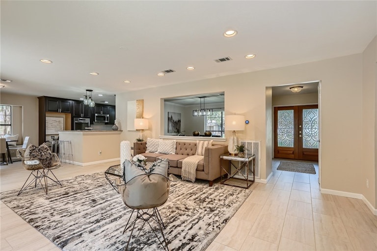 Photo 4 of 28 - 9903 Marseilles Dr, Austin, TX 78750