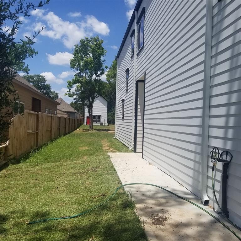 Photo 3 of 16 - 8621 Bertwood St, Houston, TX 77016