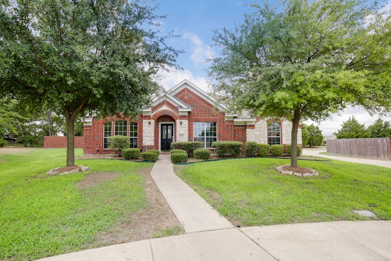 Photo 3 of 26 - 1804 Athena Dr, Lancaster, TX 75134