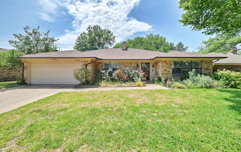 Photo 1 of 1 - 1708 Martinique Ct, Arlington, TX 76012