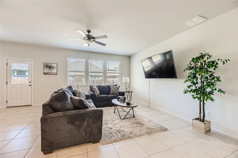 Photo 4 of 28 - 17108 Lathrop Ave, Pflugerville, TX 78660