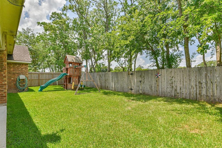 Photo 39 of 41 - 3111 Genessee Creek Ln, Friendswood, TX 77546
