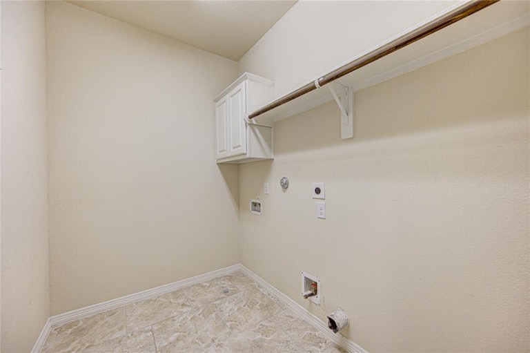 Photo 18 of 34 - 2811 Shadow Woods Ct, Houston, TX 77043