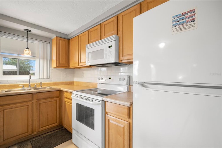 Photo 7 of 15 - 3248 Seffner Dr, Holiday, FL 34691
