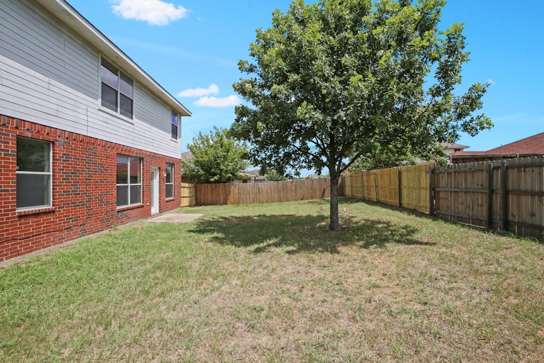 Photo 27 of 27 - 1100 Rio Verde Dr, Desoto, TX 75115