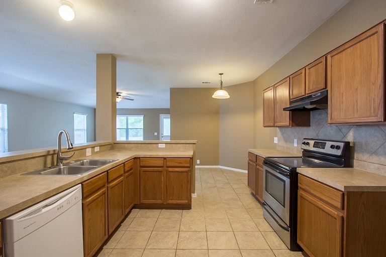 Photo 2 of 17 - 3422 Kodiak Diamond, San Antonio, TX 78245