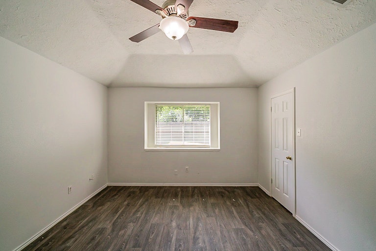 Photo 16 of 28 - 26 Parkbriar Cir, Baytown, TX 77521