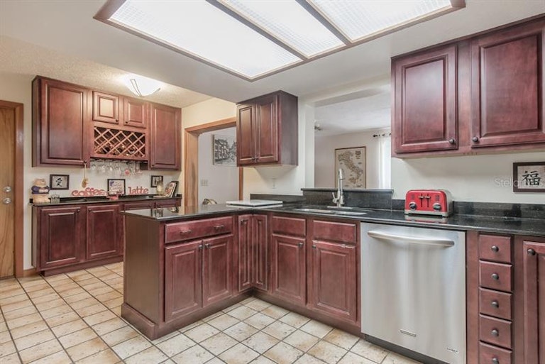Photo 8 of 25 - 6943 Rivergate Ave, Temple Terrace, FL 33637