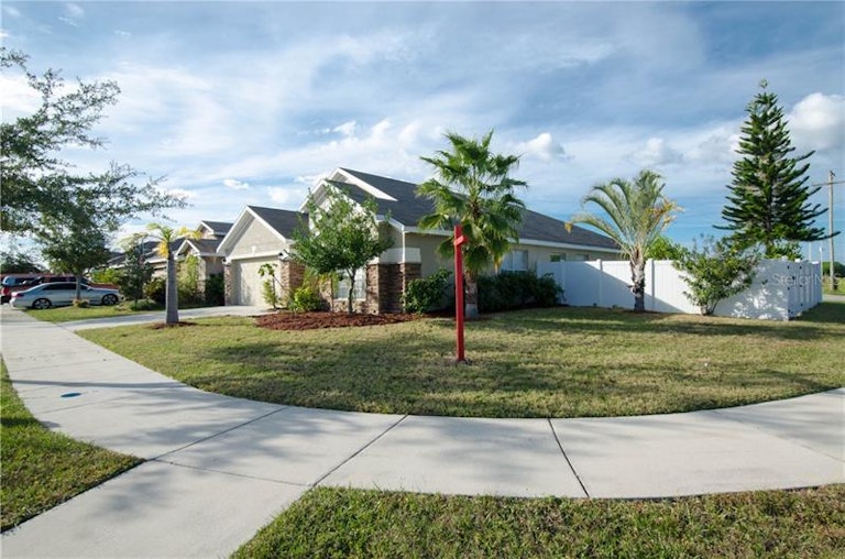 Photo 3 of 25 - 812 Barclay Wood Dr, Ruskin, FL 33570