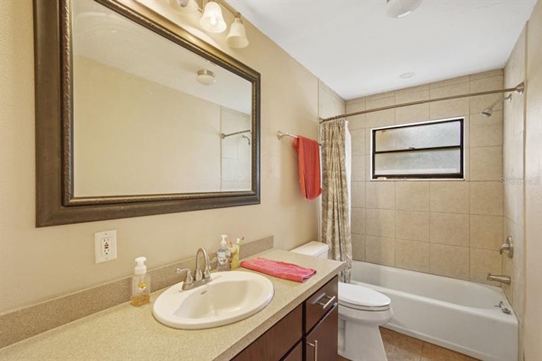 Photo 9 of 22 - 2127 Woods Trl, Lakeland, FL 33809