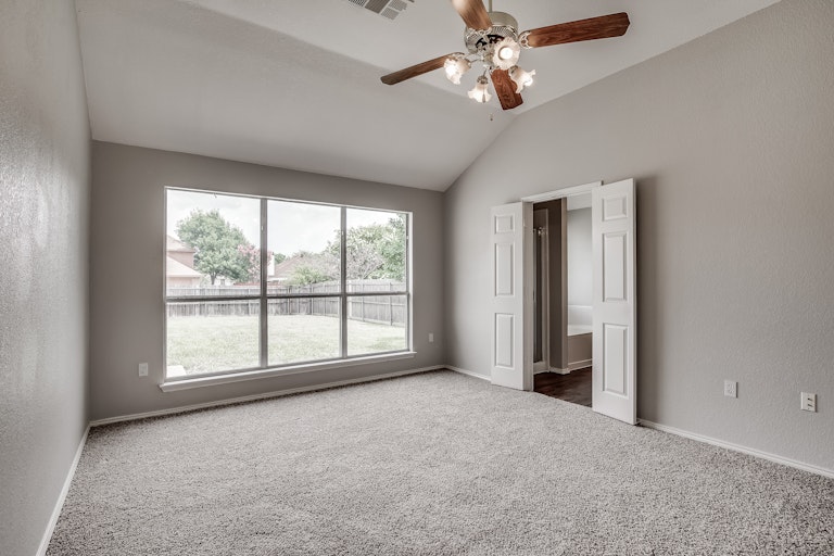Photo 15 of 28 - 6910 Todd Ln, Sachse, TX 75048