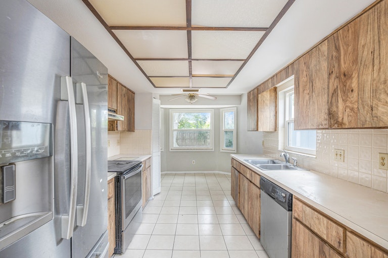 Photo 2 of 18 - 3139 Bordeaux Ln, Clearwater, FL 33759
