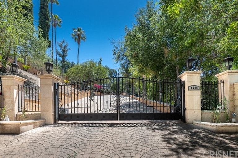 Photo 1 of 35 - 4705 Sophia Ave, Encino, CA 91436