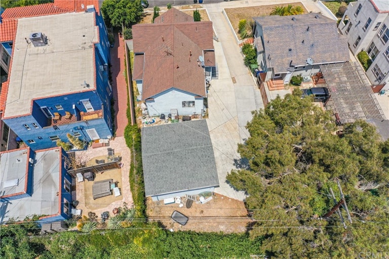 Photo 23 of 33 - 1364 S Ridgeley Dr, Los Angeles, CA 90019