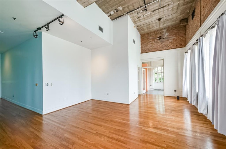 Photo 11 of 44 - 2700 Albany St #3B, Houston, TX 77006