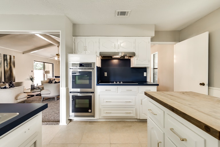 Photo 3 of 26 - 2805 Teakwood Ln, Plano, TX 75075