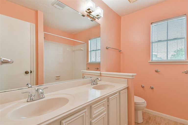 Photo 25 of 34 - 16026 Biscayne Shoals Dr, Friendswood, TX 77546
