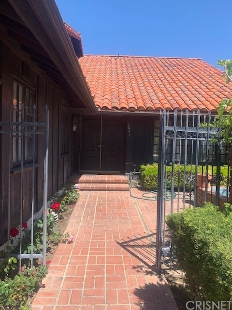 Photo 2 of 17 - 3801 Vista Linda Dr, Encino, CA 91316